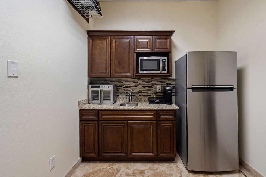 More Photos Of 7901 Kingspointe Pky, Orlando Showroom For Sale