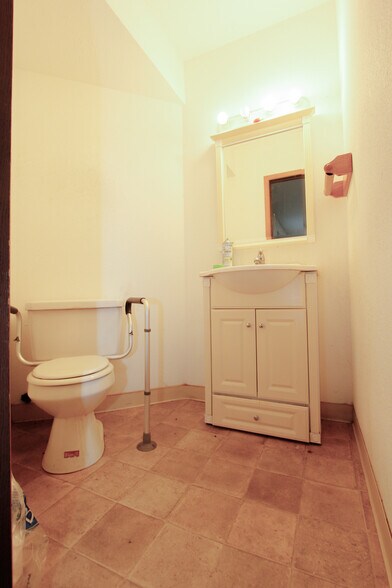 More Photos Of 1624 Ferry St SW, Albany Office For Sale