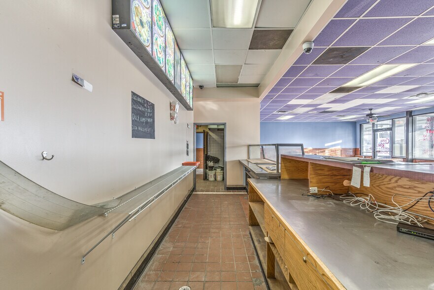 More Photos Of 6125 Natural Bridge Ave, Saint Louis Bar For Lease