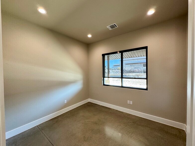 More Photos Of 105 McBar Dr, Jarrell Light Distribution For Lease