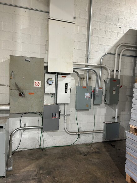 More Photos Of 38353 Abruzzi Dr, Westland Warehouse For Lease