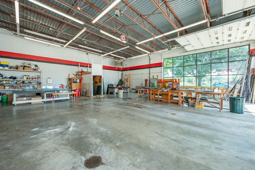 More Photos Of 2660 100th St, Urbandale Service For Sale