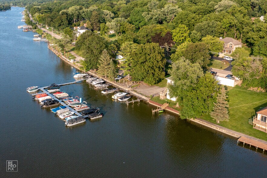 More Photos Of 811 N Harrison St, Algonquin Marina For Sale
