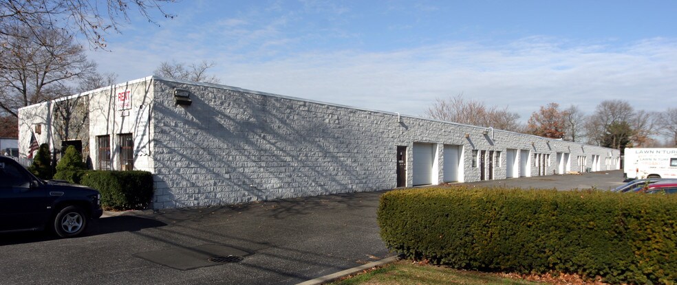 More Photos Of 261 Suburban Ave, Deer Park Warehouse For Lease