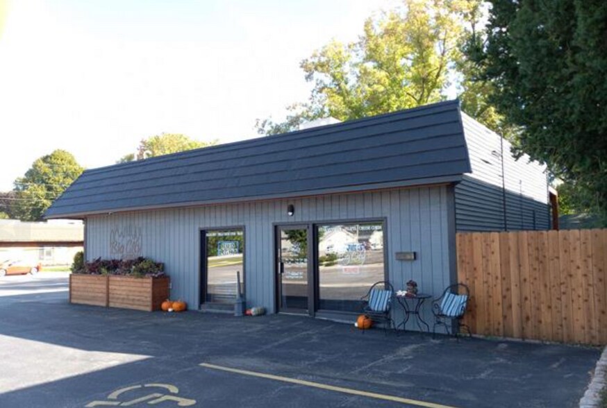 Primary Photo Of 230 E Green Bay St, Shawano Fast Food For Sale