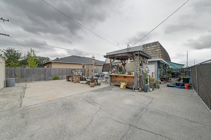 More Photos Of 2715 E 56th St, Long Beach Office For Sale