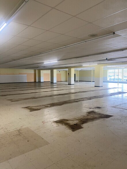 More Photos Of 5101 W Division St, Chicago Storefront For Lease