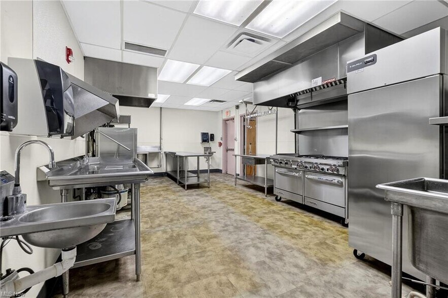 More Photos Of 852 E Highland Rd, Macedonia Flex For Lease