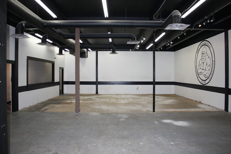 More Photos Of 5105 51 st, Drayton Valley Storefront Retail Office For Sale