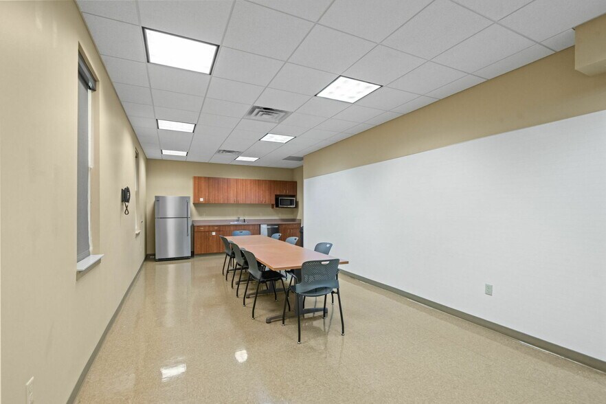 More Photos Of 326 Partnership Pky, Maryville Loft Creative Space For Sale