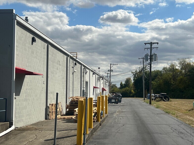 More Photos Of 1709-1715 S Memorial Dr, New Castle General Retail For Lease
