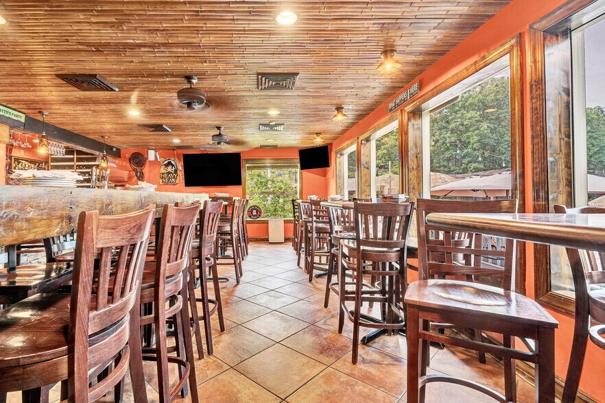More Photos Of 1041 Harbour Inn Ln, Moneta Restaurant For Sale