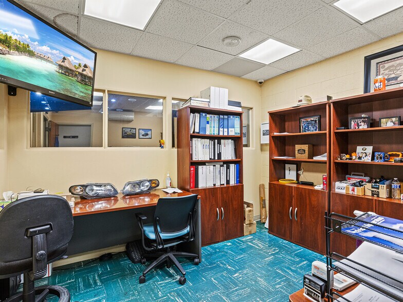 More Photos Of 1812 Victory Blvd, Glendale Flex For Sale