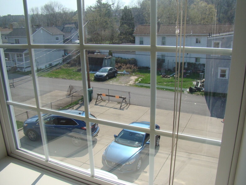 More Photos Of 619 W Main St, Carnegie Flex For Lease