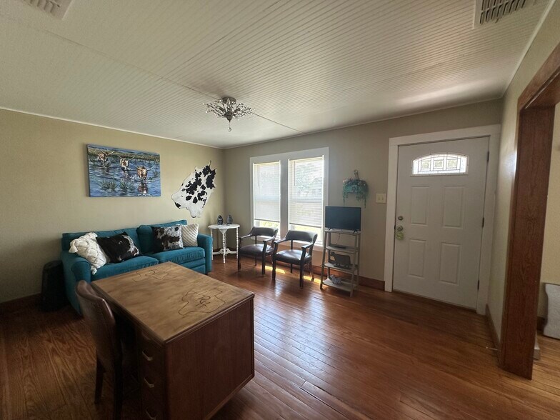 More Photos Of 506 N Alamo St, Refugio Office For Sale