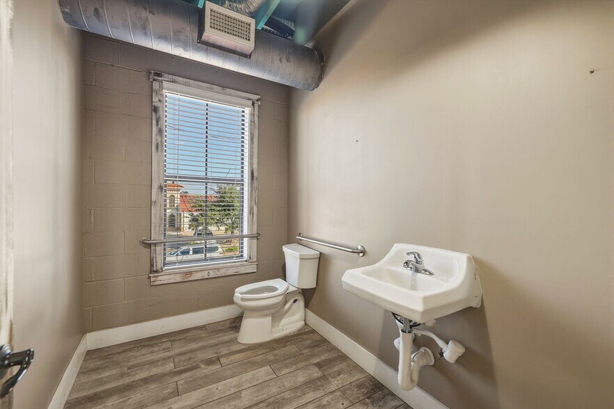 More Photos Of 318 N Chadbourne St, San Angelo Storefront For Sale