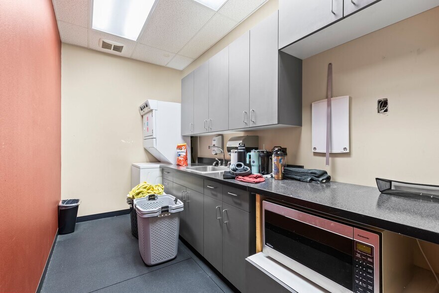 More Photos Of 2500 Business Ln, Yakima Freestanding For Lease