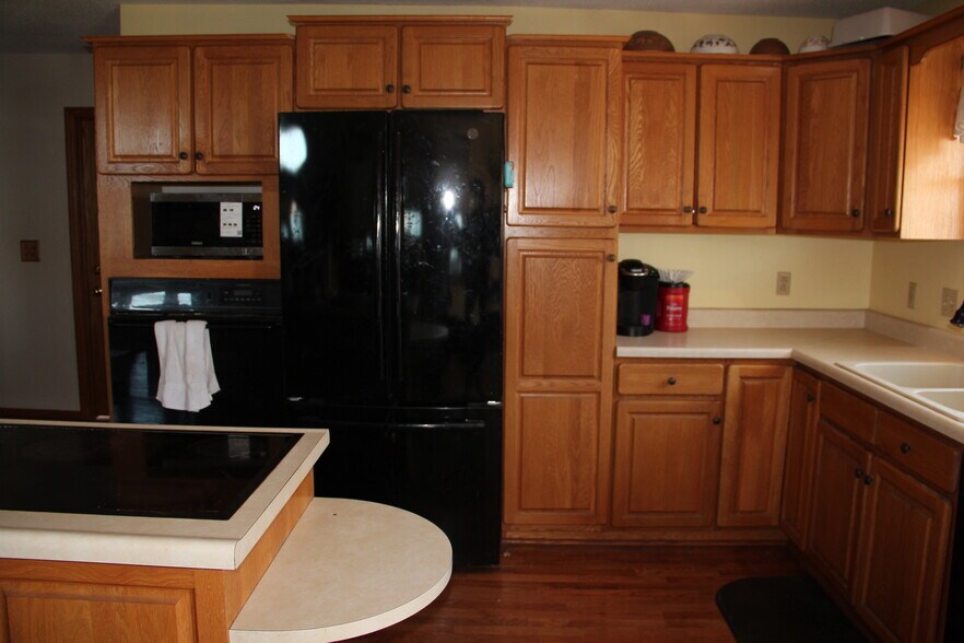 More Photos Of 115 N River St, Chamberlain Hotel For Sale