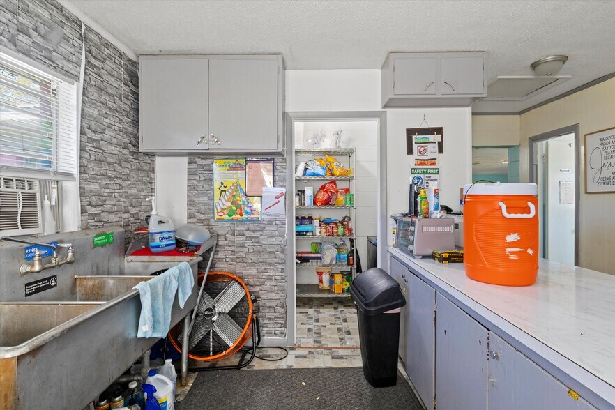 More Photos Of 327 S Adams St, Quincy Daycare Center For Sale