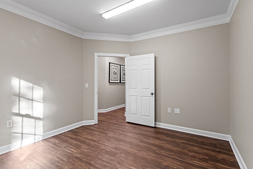 More Photos Of 6501 Creedmoor Rd, Raleigh Office Residential For Lease