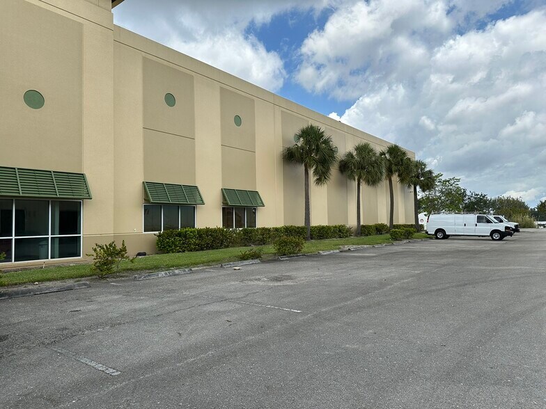 More Photos Of 1901 Green Rd, Deerfield Beach Warehouse For Lease