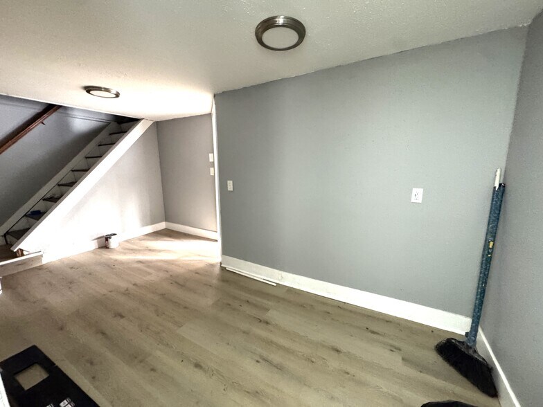 More Photos Of 35 Neslo Dr, Nesconset Flex For Lease