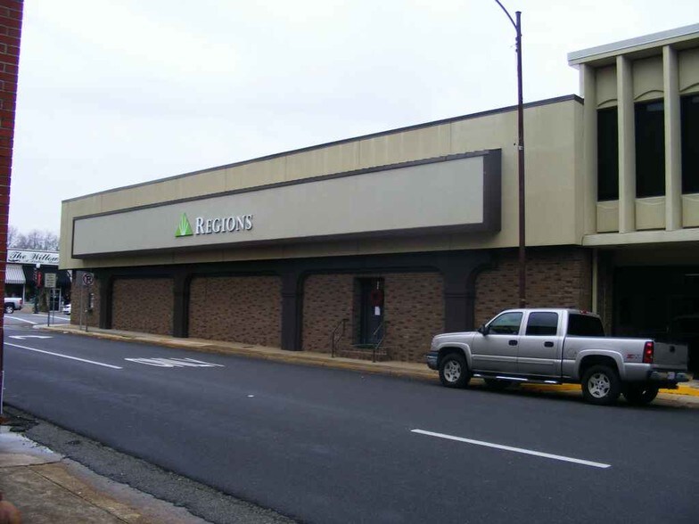 More Photos Of 110 W Main St, Centre Office For Lease