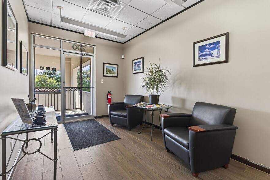 More Photos Of 8320 Bee Caves Rd, Austin Office For Sale