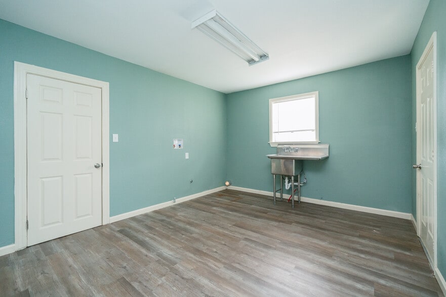 More Photos Of 1505 E Marshall Ave, Longview Medical For Sale