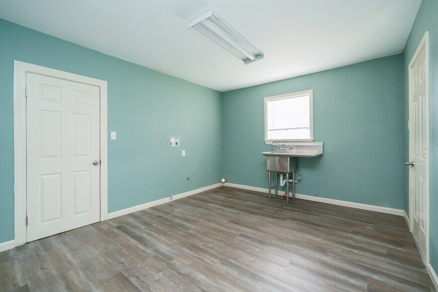 More Photos Of 1505 E Marshall Ave, Longview Medical For Sale