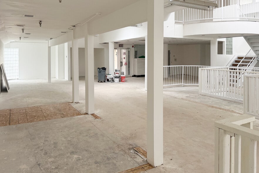 More Photos Of 125 E Jericho Tpke, Huntington Station Freestanding For Lease