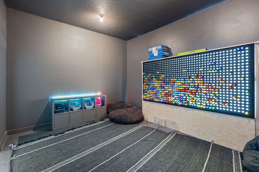 More Photos Of 13617 Fitzhugh Rd, Austin Showroom For Lease