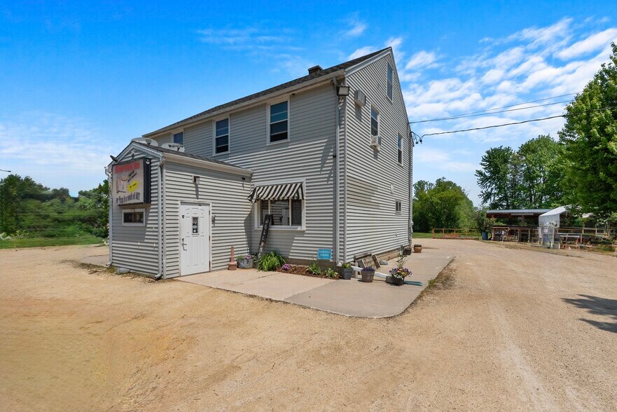 More Photos Of 3172 N Riverside Dr, Saukville General Retail For Sale