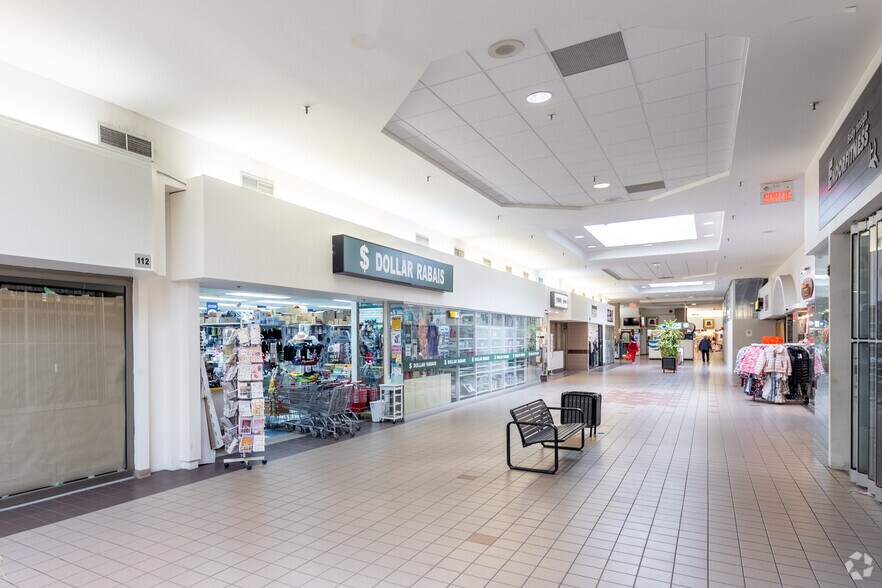 More Photos Of 740 Boul de la Côte-Vertu, Montréal Freestanding For Lease