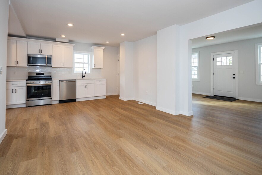 More Photos Of 12 Jansen Ave, Woodbridge Warehouse For Sale