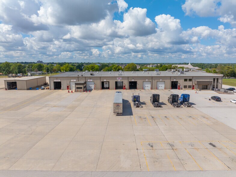 More Photos Of 2813 N Neergard Ave, Springfield Truck Terminal For Sale