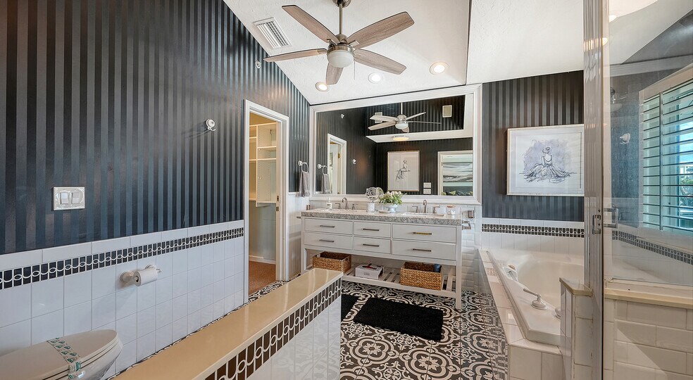 More Photos Of 5610 AVENIDA DEL MARE, Sarasota Specialty For Sale