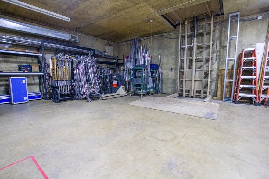 More Photos Of 2043 Empire Central Dr, Dallas Light Manufacturing For Sale