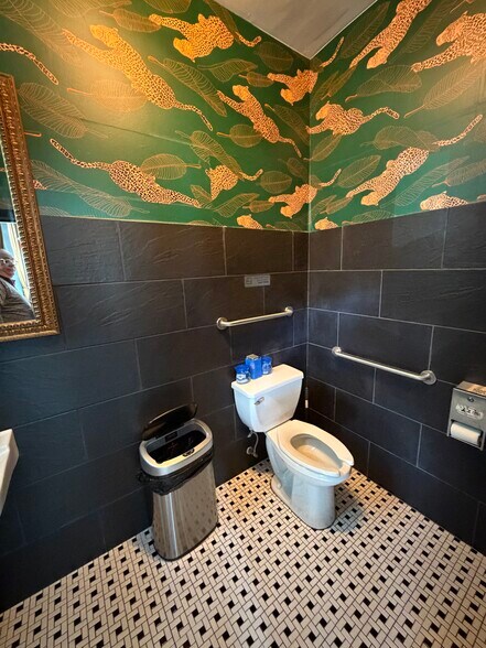 More Photos Of 817 Onderdonk Ave, Ridgewood General Retail For Lease
