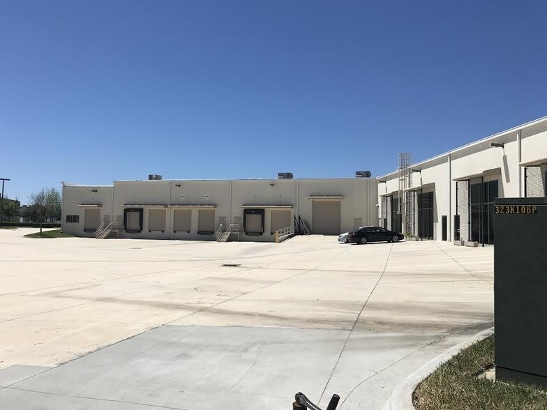 More Photos Of 6557 Hazeltine National Dr, Orlando Distribution For Lease