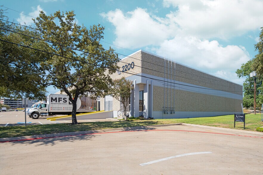 More Photos Of 2200 Denton Dr, Austin Warehouse For Lease