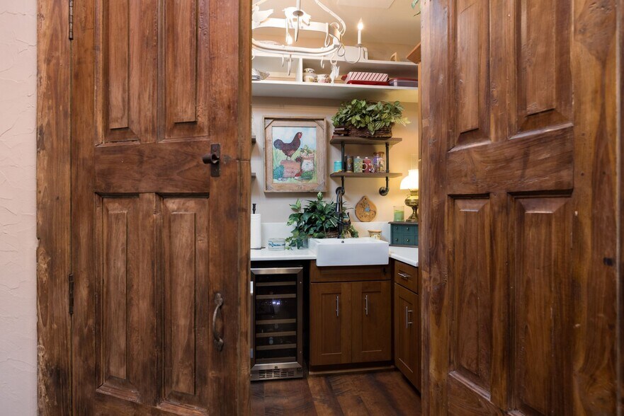 More Photos Of 504 Tivy St, Kerrville Flex For Sale