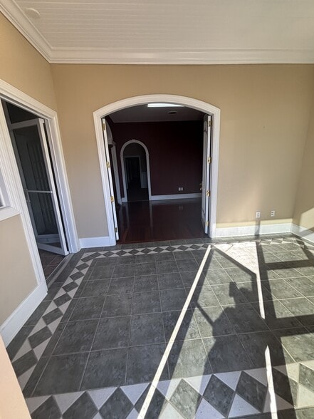 More Photos Of 1110 W Butler Rd, Greenville Light Distribution For Lease