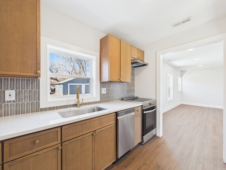 More Photos Of 6310 Ash Ave, Raytown Freestanding For Lease