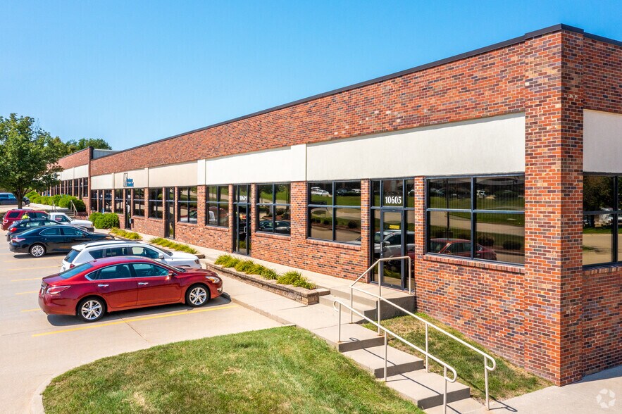 More Photos Of 10607-10647 Justin Dr, Urbandale Flex For Lease