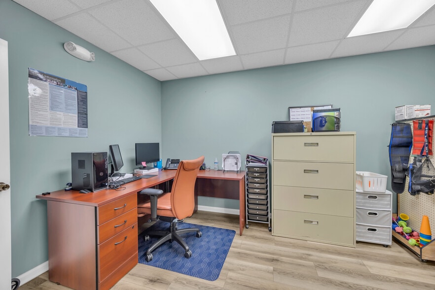 More Photos Of 631 US Highway 1, North Palm Beach Office For Sale