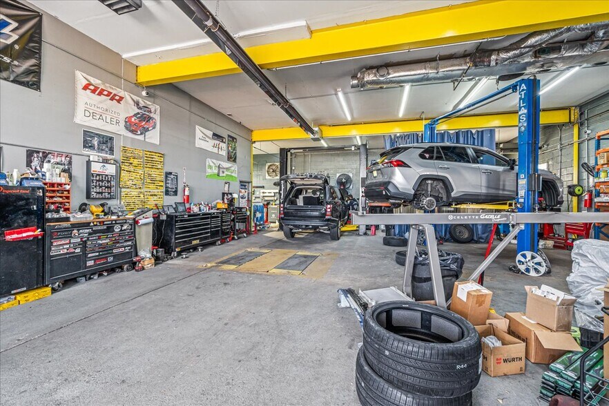 More Photos Of 15 Windsor Ct, Mineola Warehouse For Sale