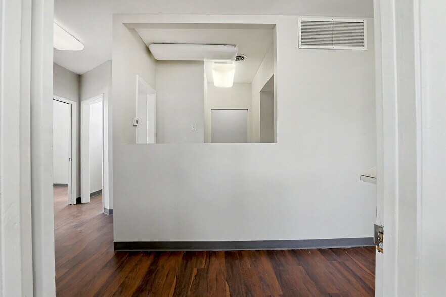 More Photos Of 1601 N State St, Augusta Office For Sale