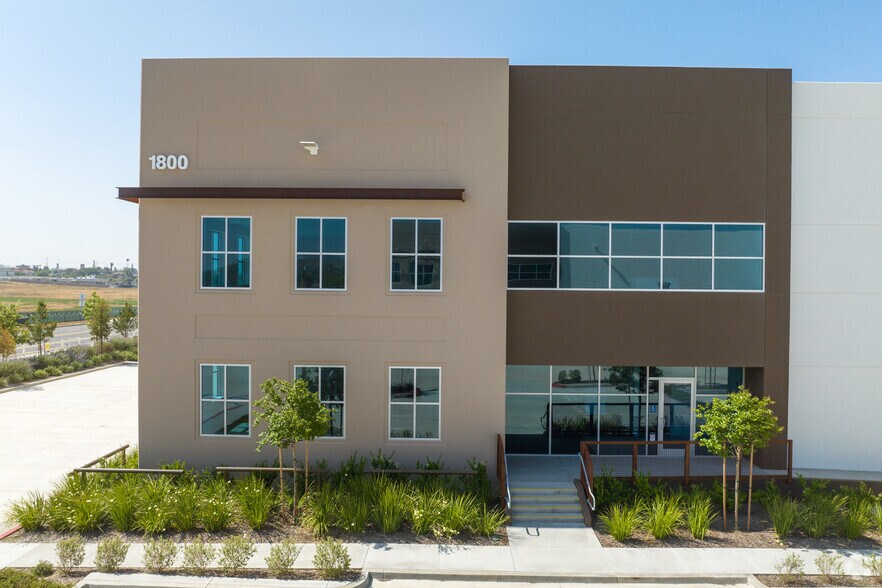 More Photos Of 1800 Mountain Ave, Norco Warehouse For Lease