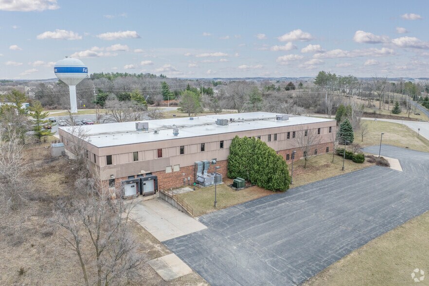 More Photos Of 1661 Summit Dr, Fort Atkinson Light Manufacturing For Sale